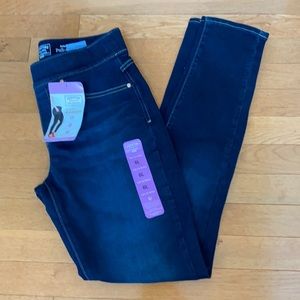 Levi size 6  long skinny